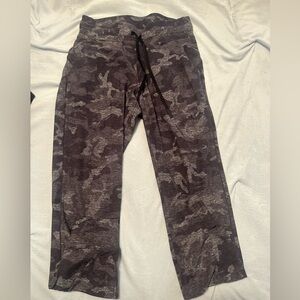 Lululemon camo joggers size 6 like new condition